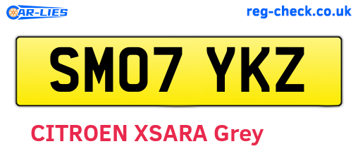 SM07YKZ are the vehicle registration plates.