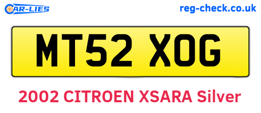 MT52XOG are the vehicle registration plates.