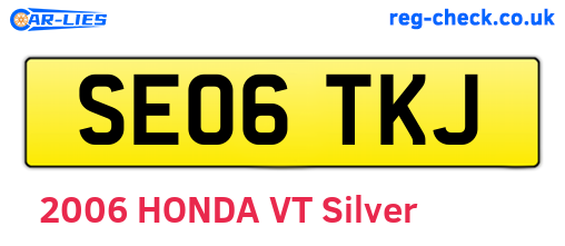 SE06TKJ are the vehicle registration plates.
