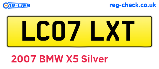 LC07LXT are the vehicle registration plates.