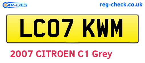 LC07KWM are the vehicle registration plates.