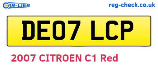 DE07LCP are the vehicle registration plates.
