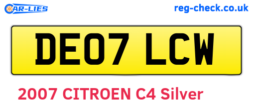 DE07LCW are the vehicle registration plates.