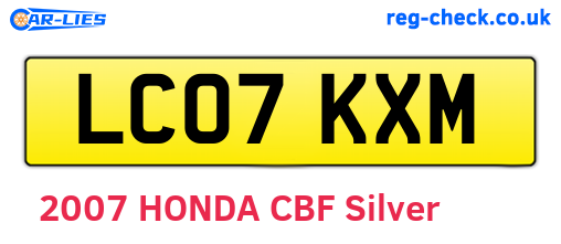 LC07KXM are the vehicle registration plates.