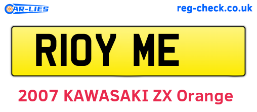 R10YME are the vehicle registration plates.
