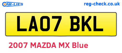 LA07BKL are the vehicle registration plates.