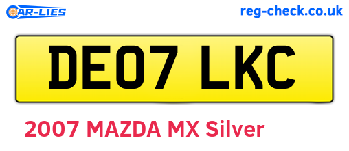 DE07LKC are the vehicle registration plates.