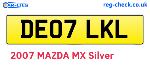 DE07LKL are the vehicle registration plates.