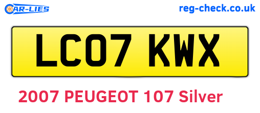 LC07KWX are the vehicle registration plates.