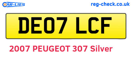 DE07LCF are the vehicle registration plates.