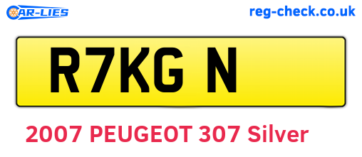 R7KGN are the vehicle registration plates.