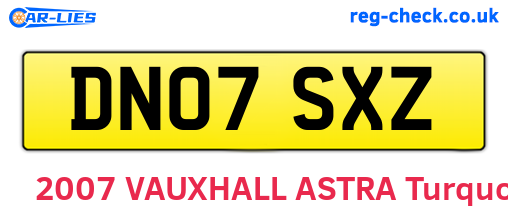 DN07SXZ are the vehicle registration plates.