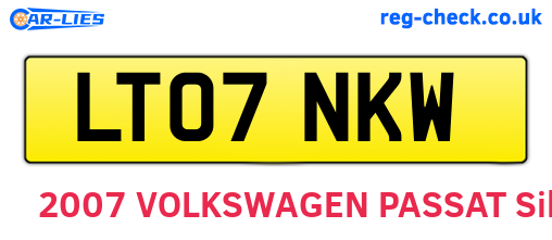 LT07NKW are the vehicle registration plates.