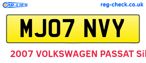 MJ07NVY are the vehicle registration plates.