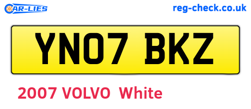 YN07BKZ are the vehicle registration plates.