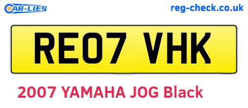 RE07VHK are the vehicle registration plates.