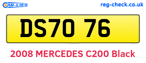 DS7076 are the vehicle registration plates.