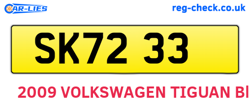 SK7233 are the vehicle registration plates.