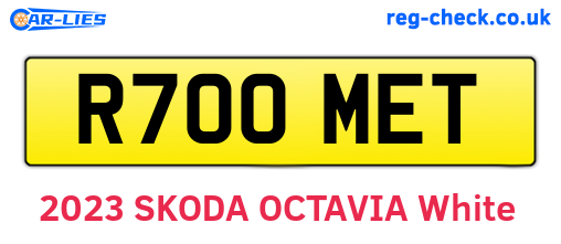 R700MET are the vehicle registration plates.